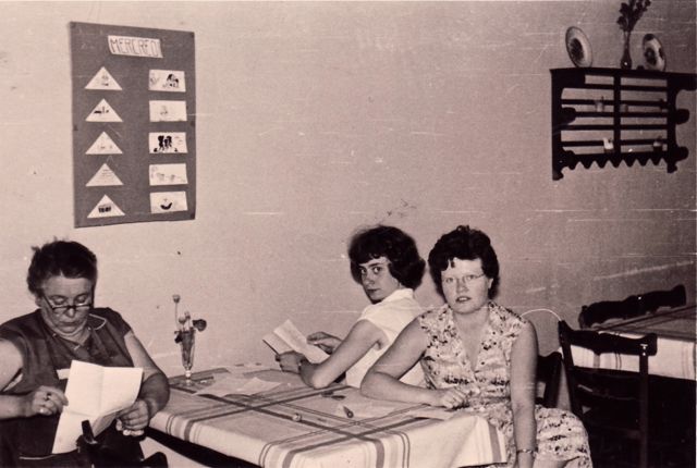 Bessy schreef altijd de brieven aan haar twee broers in het leger. Haar zuster keek ze dan na op taalfouten en moeder op het feit of er voldoende roddels in stonden.